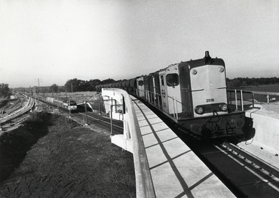 168585 Afbeelding van een werktrein met ballast, getrokken door twee diesel-electrische locomotieven uit de serie ...